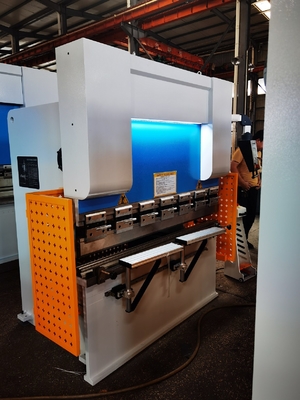 7.5KW CNC Pres Fren Makinesi Hidrolik Hafif Çelik 400mm Ağırlık 7000kg